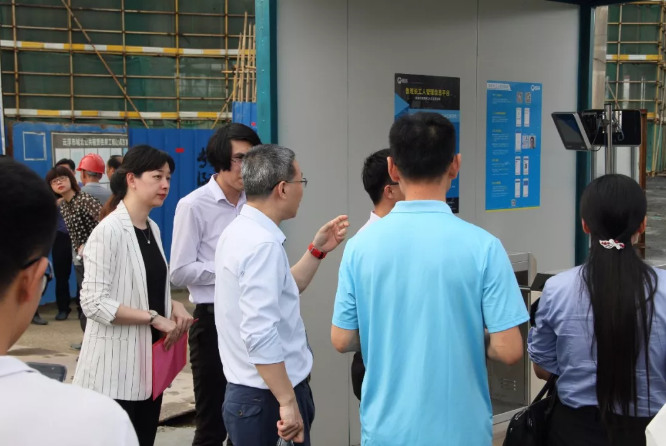 魯班長考勤閘機展示