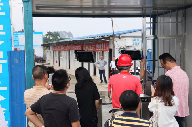 魯班長考勤閘機展示